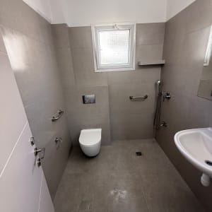 חדר אמבטיה משופץ עם שירותים וכיור