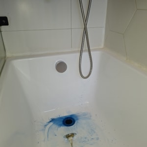 אמבטיה עם כתם כחול ליד הניקוז