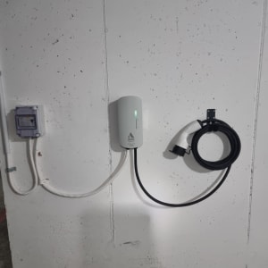 מטען לרכב חשמלי מותקן על קיר בטון