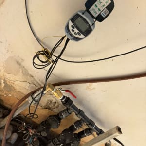 מערכת השקיה עם צינורות וברזים על קיר