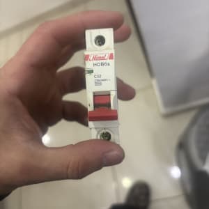 מפסק חשמלי ביד של אדם