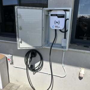 עמדת טעינה לרכב חשמלי עם כבלים מחוברים