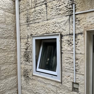 חלון אלומיניום בקיר אבן חיצוני