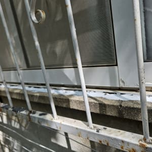 סורג חלון מתכת עם חלון זכוכית מאחוריו