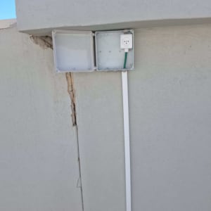 שקע חשמל מותקן בקופסה פתוחה על קיר