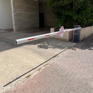מחסום חשמלי בכניסה לחניון ליד בניין