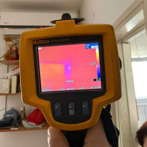 מד חום תרמי בשימוש בתוך חדר