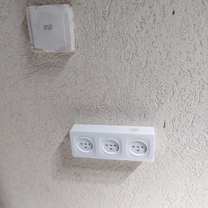 שלושה שקעים חשמליים מותקנים על קיר