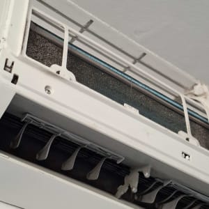 יחידת מיזוג אוויר מותקנת על קיר