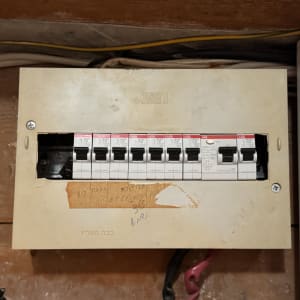 לוח חשמל עם מפסקים וחוטים חשמליים