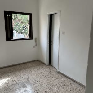 חדר ריק עם קירות צבועים ולחלון פתוח