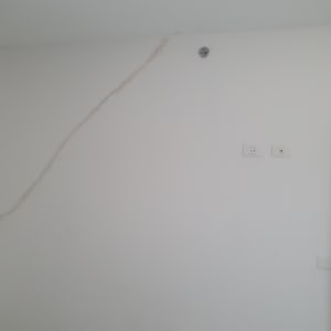 קיר עם סדק וציוד חשמלי על הקיר