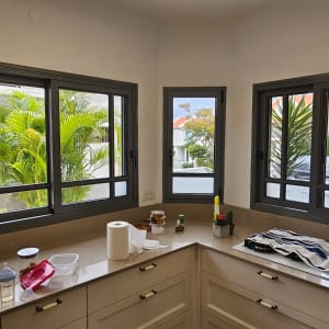 מטבח עם חלונות, מוצרי ניקוי ונייר מגבת