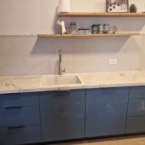 שיש חדש מותקן במטבח עם כיור וברז