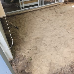 חול מפוזר על הקרקע ליד חלון זכוכית גדול