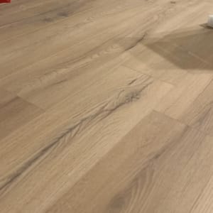 רצפת פרקט עץ בהירה עם גימור חלק