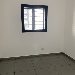 רצפה נקייה עם חלון פתוח