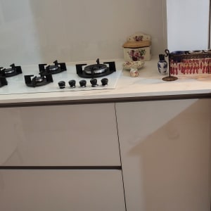 כיריים גז על משטח שיש במטבח