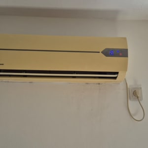 מזגן מותקן על קיר ליד חלון