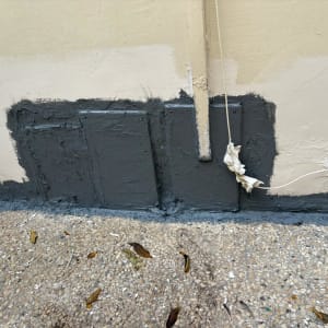 תיקון קיר עם חומר איטום וחוט חשמל