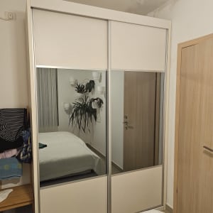 ארון בגדים עם דלתות הזזה ומראה בחדר שינה