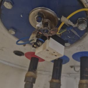 חיבורים חשמליים עם חוטים צבעוניים ומחברים