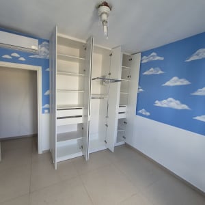 ארונות פתוחים עם מדפים ודלתות בחדר