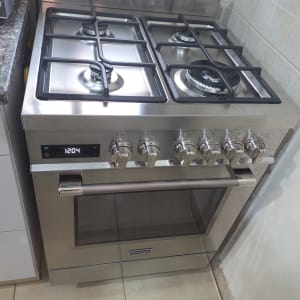 תנור משולב כיריים גז מנירוסטה מותקן במטבח
