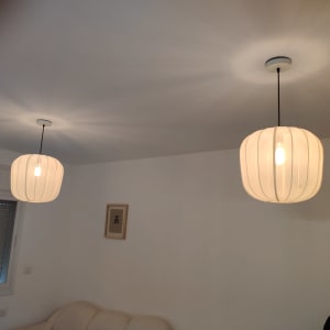 שתי מנורות תלויות עם נורות דולקות בתקרה