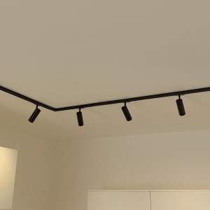 מסילת תאורה שחורה עם פנסים תלויים מהתקרה