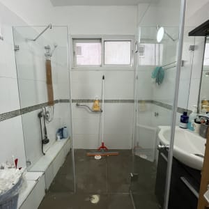 חדר אמבטיה עם מקלחון וכלי ניקוי