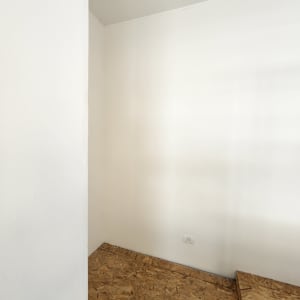 קירות צבועים בלבן עם רצפת עץ