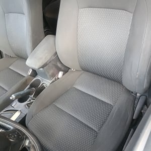 מושבי רכב נקיים לאחר ניקוי יסודי