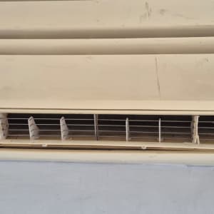 יחידת מיזוג אוויר ישנה עם תריסים שבורים