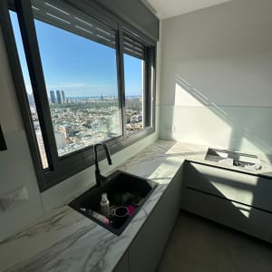 מטבח עם חלון זכוכית ונוף עירוני