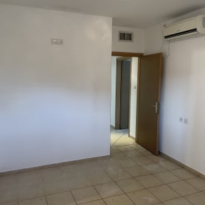 חדר ריק עם קירות צבועים ומזגן