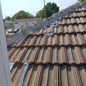 תמונה של גג רעפים עם תיקונים