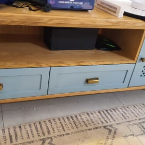 ארונית עץ עם מגירות ותא פתוח