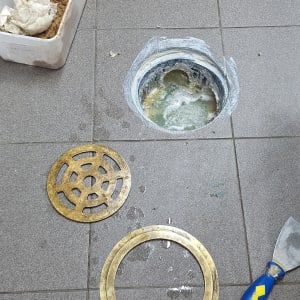 תיקון ניקוז ברצפה עם כלים וחומרים
