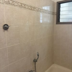 חדר אמבטיה עם אריחים וברז מקלחת