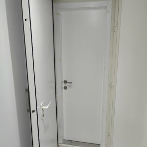 שתי דלתות לבנות עם ידיות מתכת