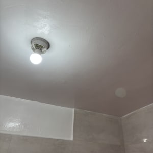 תקרה צבועה עם מנורה דולקת