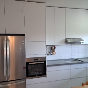 מטבח מודרני עם מקרר, תנור וכיריים