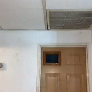 תקרת גבס עם פתחי אוורור ודלת עץ