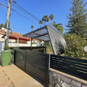 פרגולה מאלומיניום עם גג שקוף בחצר