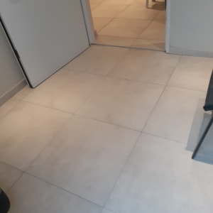 רצפה נקייה עם אריחים בהירים