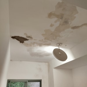 תקרה עם כתמי רטיבות ועבודת תיקון נדרשת