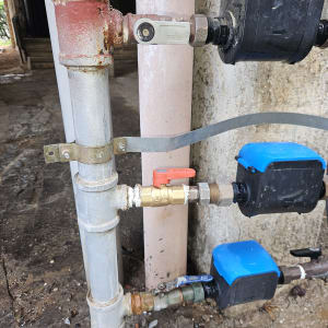 צינורות ומחברים עם ברזים כחולים ואדומים