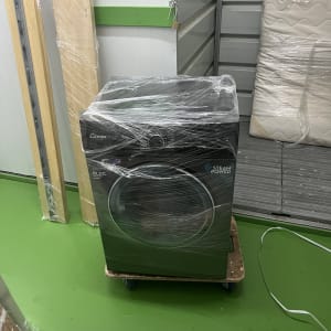 מכונת כביסה עטופה בניילון במחסן ירוק