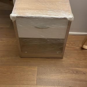 שידה עטופה בניילון נצמד על רצפת עץ